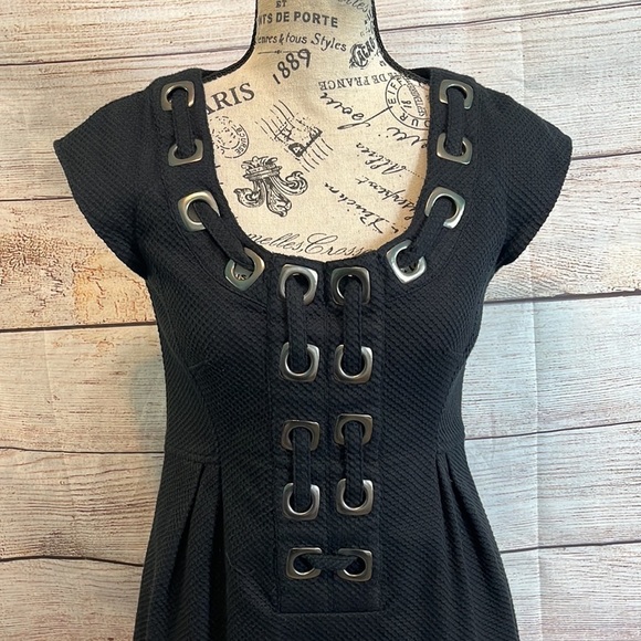 Nanette Lepore Dress Metal Accents Sleeveless Black Scoop Neck Size 6 - Picture 2 of 9